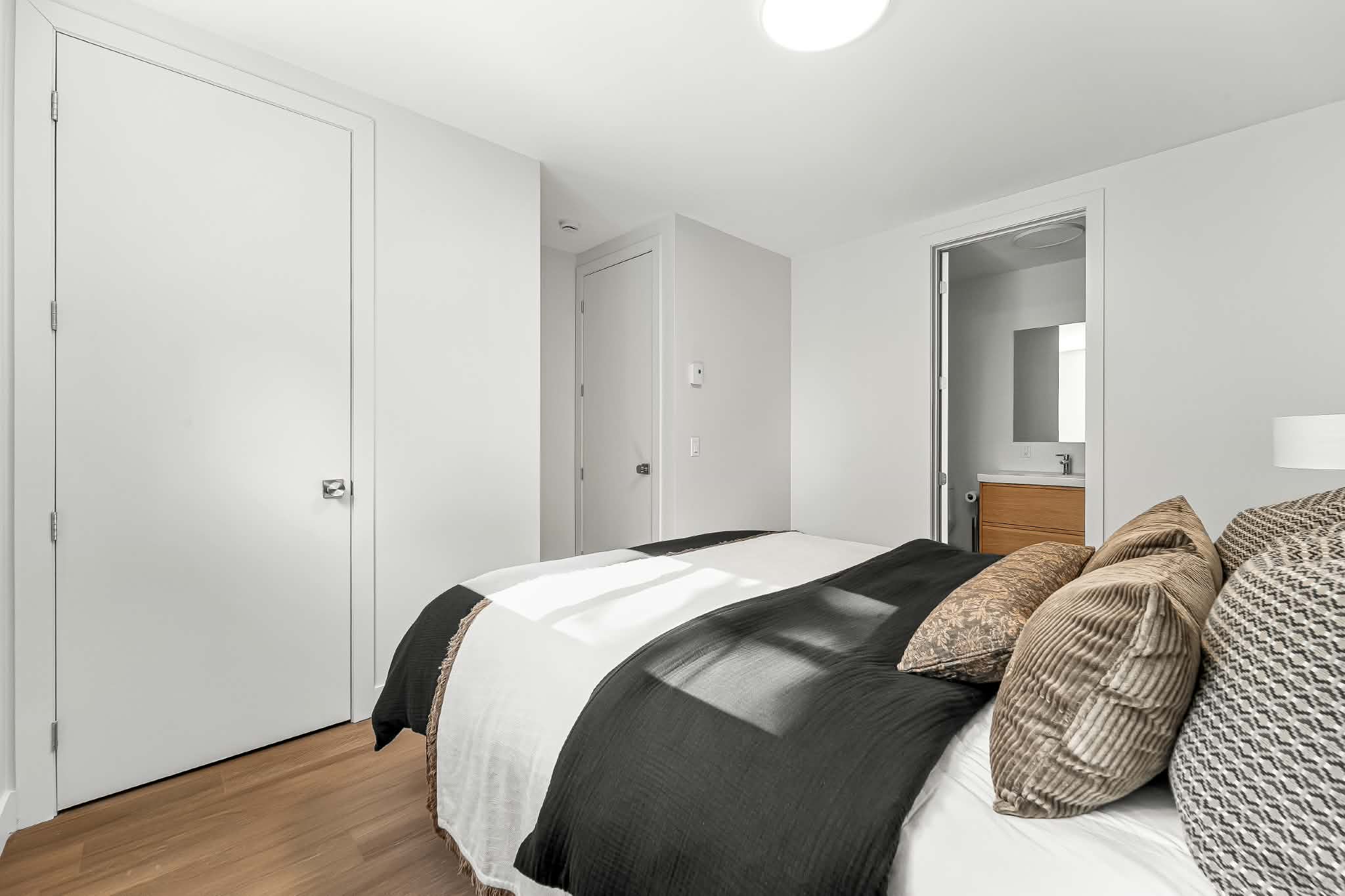 Chambre principale, salle de bain attenante