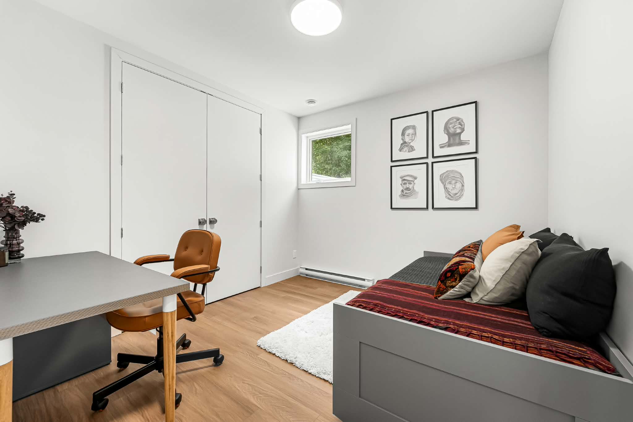 Chambre avec bureau
