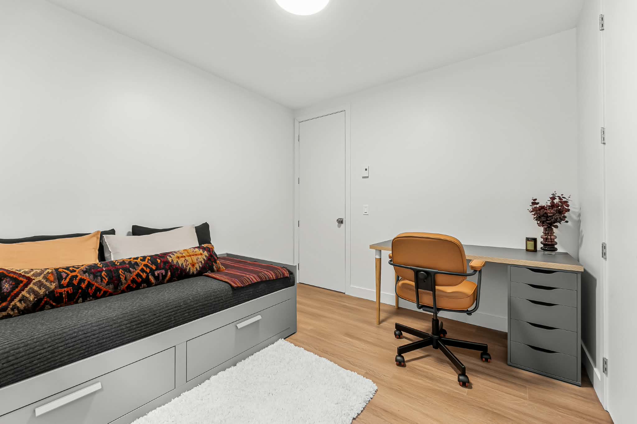 Chambre avec bureau
