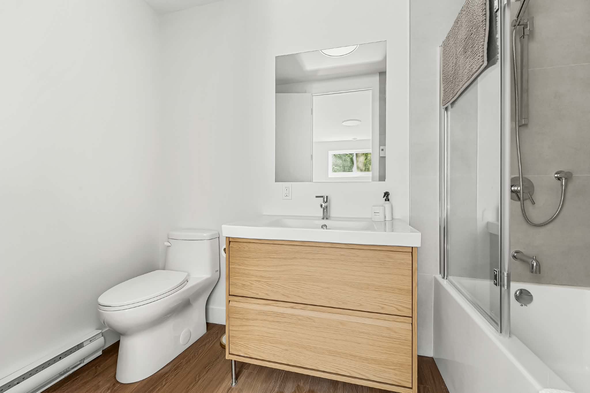 Salle de bain avec baignoire